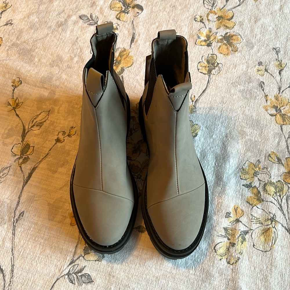 Toms Boots Size 7 - NWT but slight flaws - See Photos